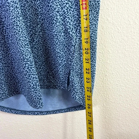 Athleta Breezy Scoop V-Neck Tee in Cheetah / Leopard / Animal Print Blue sz S - Picture 7 of 9